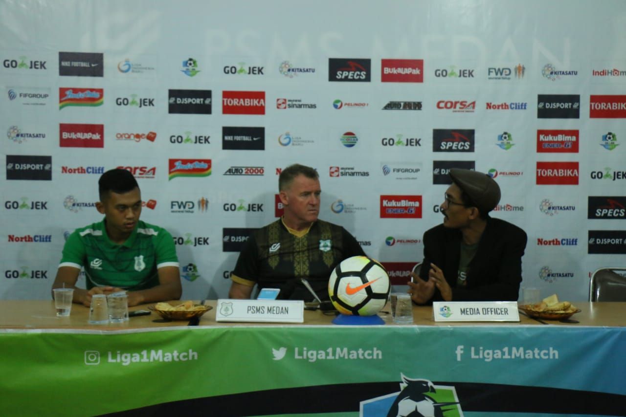 Peter Butler, pelatih PSMS Medan dalam konfrensi pers. Copyright: © Kesuma Ramadhan/Indosport.com