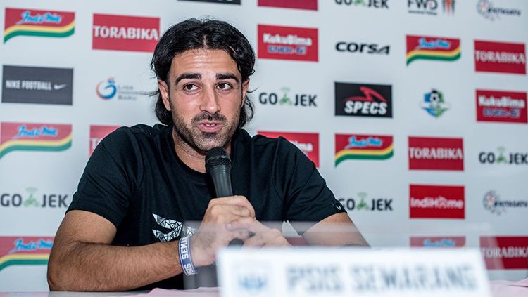 Vincenzo Annese saat press conference pasca laga kontra Persebaya di lanjutan Liga 1 2018. Copyright: © Media Persebaya