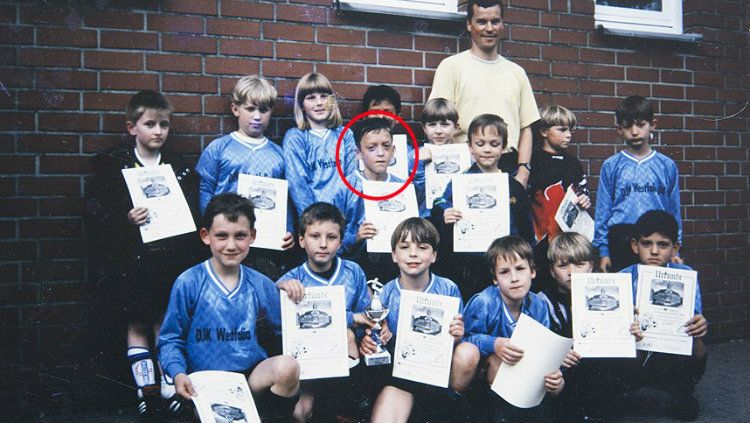 Mesut Ozil sewaktu kecil, di sekolah Berger-Field, Gelsenkirchen, Jerman Copyright: © the telegraph