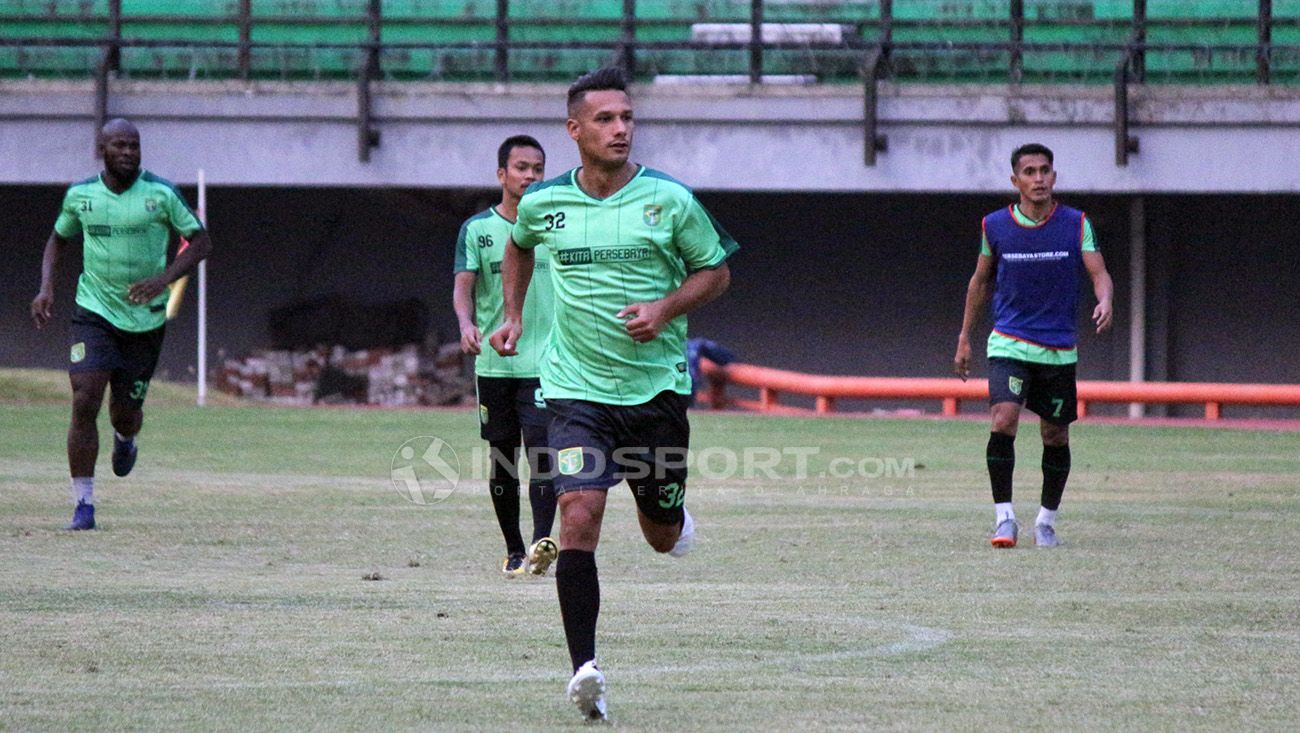 Raphael Maitimo saat latihan dengan Persebaya. Copyright: © Fitra Herdian/Indosport.com