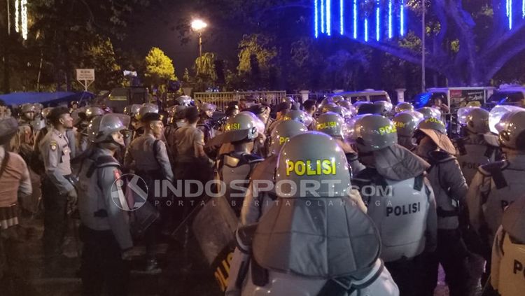 Kericuhan antara suporter dan polisi terjadi di laga lanjutan Liga 1 antara PSMS Medan dan PSM Makassar. Copyright: © INDOSPORT/Kesuma Ramadhan