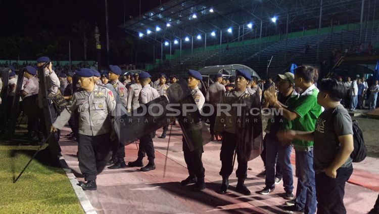 Kericuhan antara suporter dan polisi terjadi di laga lanjutan Liga 1 antara PSMS Medan dan PSM Makassar. Copyright: © INDOSPORT/Kesuma Ramadhan