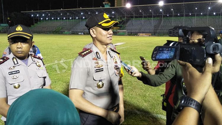 Kepolisian pengawas Pertandingan PSMS Medan vs PSM Makassar saat dimintai keterangan. Copyright: © INDOSPORT/Kesuma Ramadhan