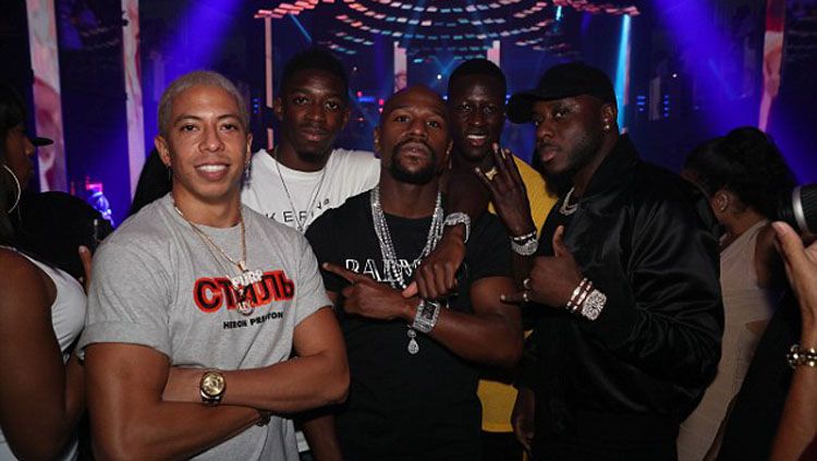 Ousmane Dembele dan Benjamin Mendy berpesta dengan Flyod Mayweather Copyright: &copy; Daily Mail