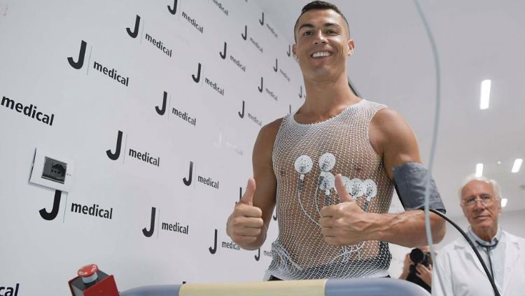 Cristiano Ronaldo saat melakukan tes medis. Copyright: © Getty Images