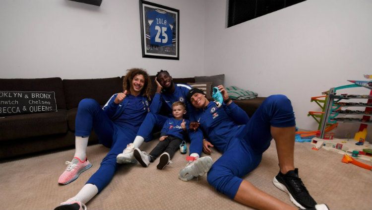 Hudson McCarthy bersama pemain Chelsea. Copyright: &copy; The Sun