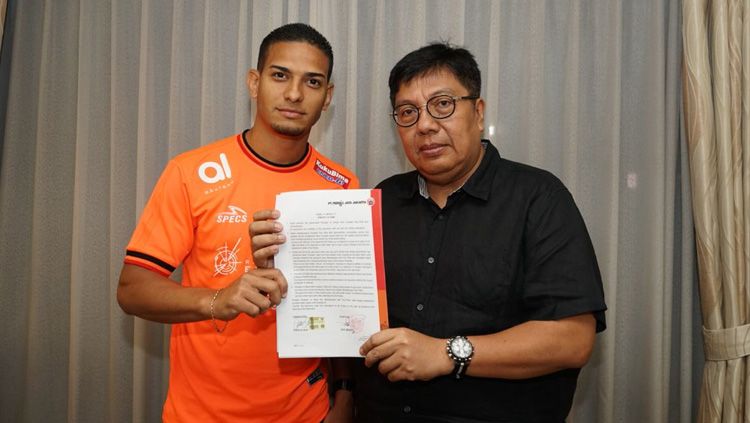 Gede Widiade menunjukan kontrak resmi  bersama Renan Silva. Copyright: © Media Persija