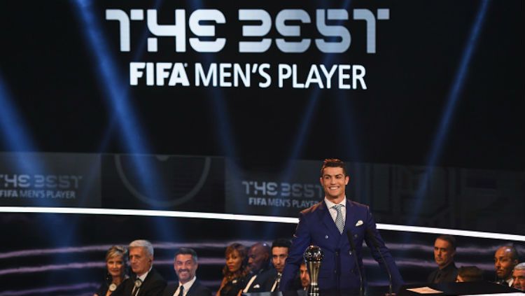 Cristiano Ronaldo saat meraih penghargaan FIFA The Best Men's Player 2017. Copyright: &copy; Getty Images