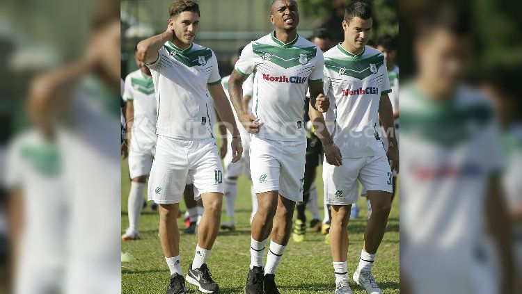 Filipe Marins Dos Santos dan Alexandros Tanidis pada sesi latihan PSMS Medan. Copyright: © INDOSPORT/Kesuma Ramadhan