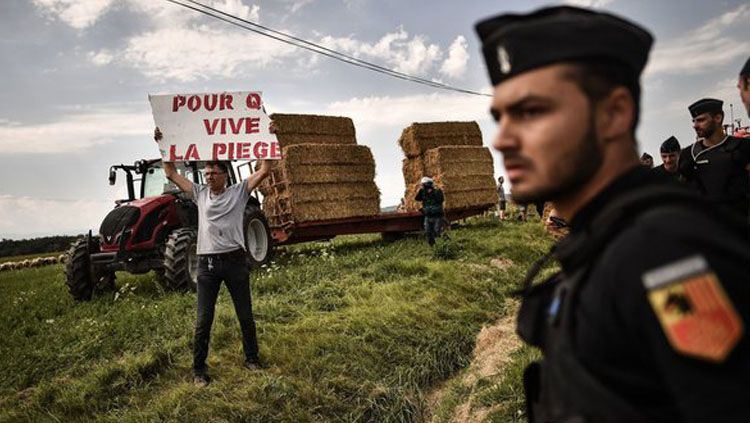 Salah satu aksi protes dari petani di Tour de France 2018. Copyright: © RTE