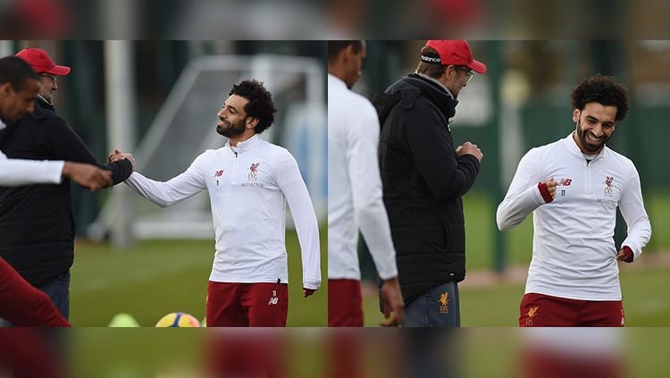 Keakraban Mohamed Salah dan Jurgen Klopp dalam sesi latihan. Copyright: © Getty Images