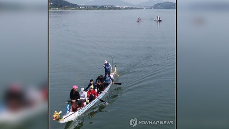 Atlet dayung Korea Selatan dan Korea Utara saat latihan bersama jelang Asian Games 2018. Copyright: © YonhapNews