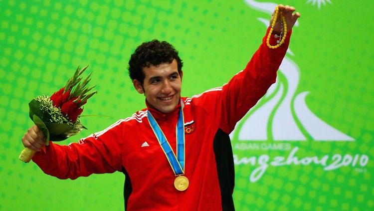 Atlet Boxing Suriah, Mohammed Ghossoun saat menerima medali emas pada Asian Games 2010 lalu. Copyright: &copy; Getty Images