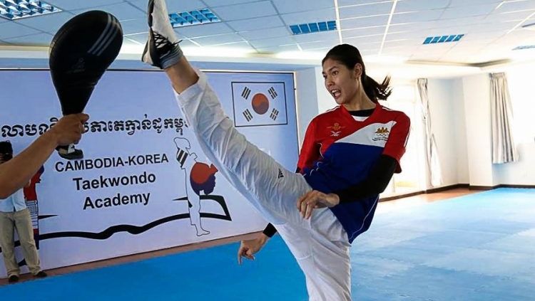 Atlet Taekwondo Kamboja, Sorn Seavmey saat latihan jelang Asian Games 2018. Copyright: © Khmer Times
