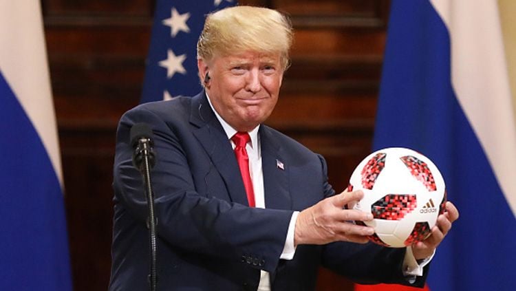 Presiden Amerika Serikat, Donald Trump memamerkan bola Piala Dunia 2018 yang diberikan Presiden Rusia, Vladimir Putin. Copyright: © Getty Images