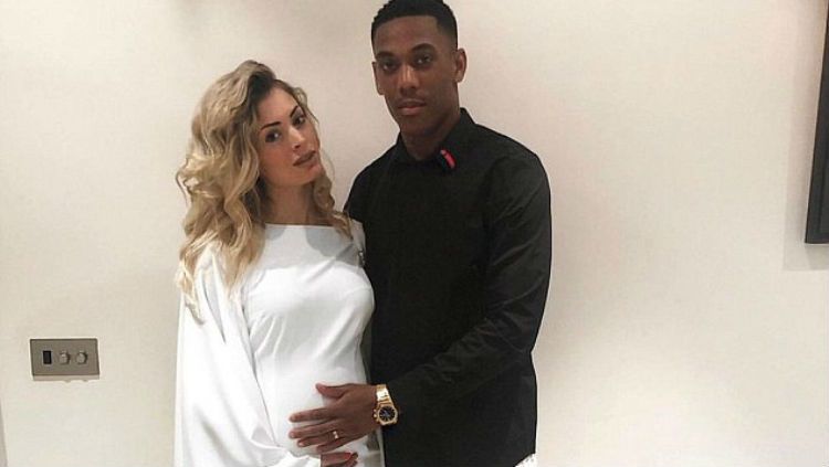 Anthony Martial bersama sang istri. Copyright: © Daily Mail