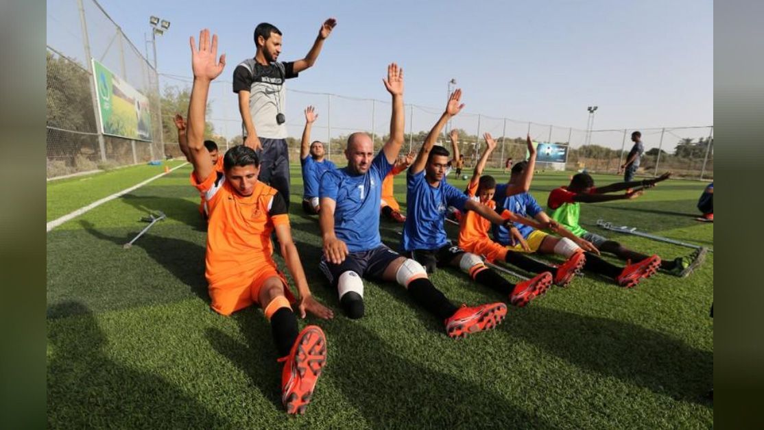 Tim sepak bola Palestina yang diamputasi, sebagian besar pemain yang kehilangan kaki mereka dalam konflik dengan Israel, berlatih di lapangan sepak bola di Jalur Gaza. Copyright: © REUTERS/Ibraheem Abu Mustafa