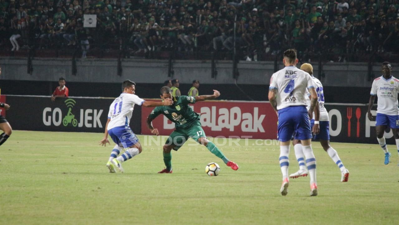 Situasi pertandingan Persebaya Surabaya vs Persib Bandung. Copyright: © Fitra Herdian/Indosport.com