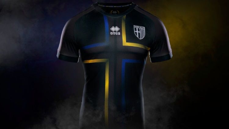 Jersey Baru Parma Calcio musim depan. Copyright: © Getty Images