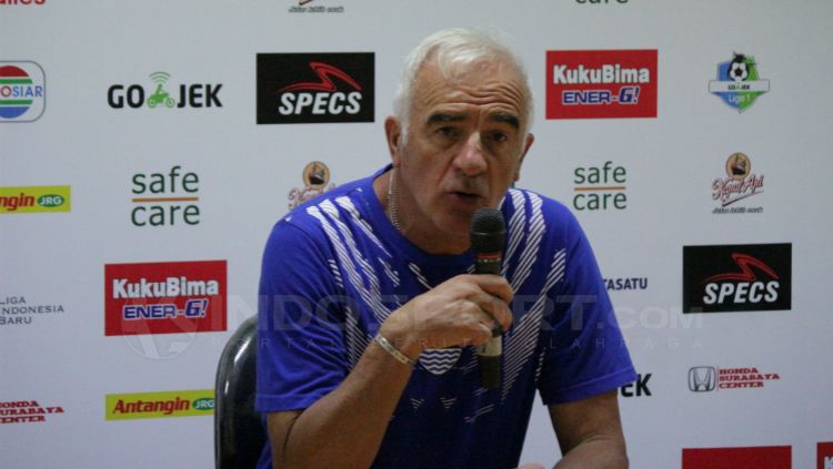 Pelatih Persib Bandung, Roberto Carlos Mario Gomez saat konferensi pers usai pertandingan. Copyright: © Fitra Herdian/INDOSPORT