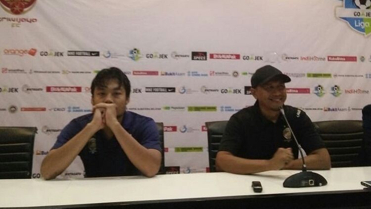 Rahmad Darmawan (kanan) resmi mengundurkan diri dari Sriwijaya FC. Copyright: © Muhammad Effendi/FOOTBALL265.COM