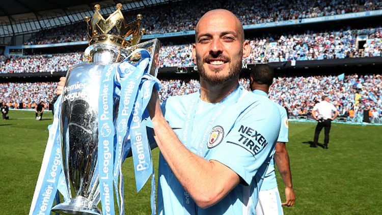 David Silva saat persembahkan gelar Liga Primer Inggris untuk Man City di musim 2017/18. Copyright: © Getty Images