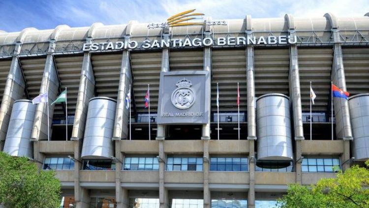 Santiago Bernabeu markas besar Real Madrid. Copyright: © TripHobo
