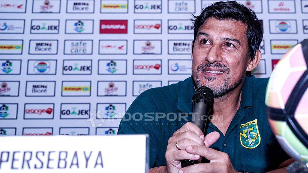 Alfredo Vera resmi mundur dari kursi kepelatihan Persebaya. Copyright: © Fitra Herdian/Indosport.com