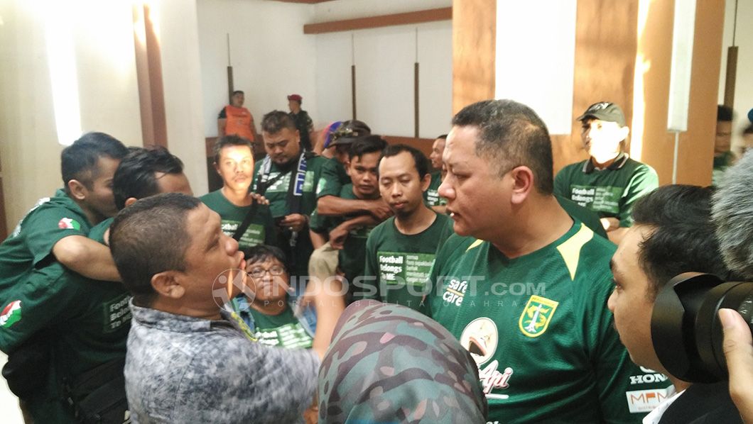 Wisnu Sakti Buana berbincang dengan penyandang disabilitas. Copyright: © Fitra Herdian/Football265.com