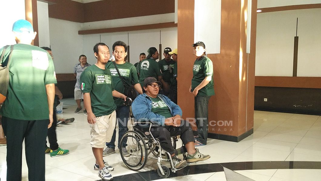 Salah satu penyandang disabilitas yang hadir di stadion GBT. Copyright: © Fitra Herdian/Soicaumienbac.cc