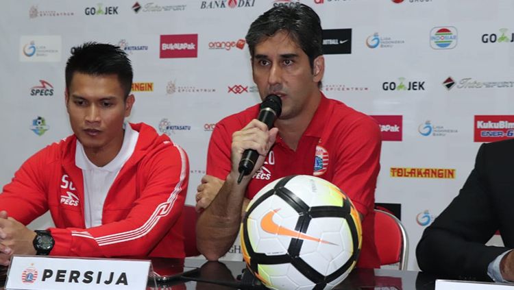 Pemain Persija, Shahar Ginanjar dam Pelatih Persija, Stefano Cugurra Teco saat konferensi pers. Copyright: © Media Persija