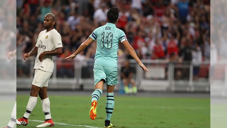 Pemain Arsenal Mesut Ozil merayakan gol ke gawang Paris Saint-Germain di ICC 2018. Copyright: © Getty Images