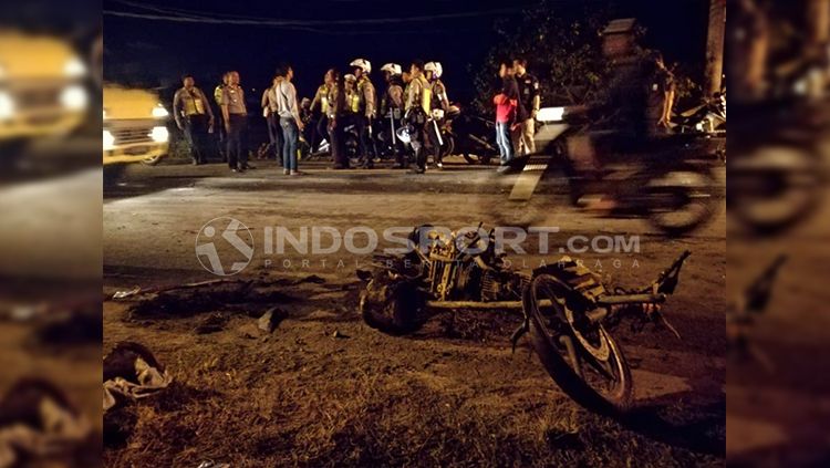 Bangkai sepeda motor yang sudah dilalap api. Copyright: © Fitra Herdian/INDOSPORT
