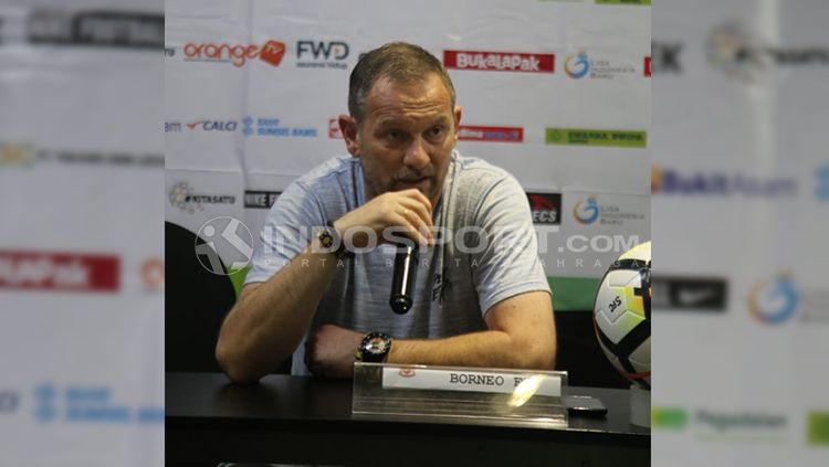 Dejan Antonic saat melakukan konferensi pers. Copyright: © Muhammad Effendi/INDOSPORT