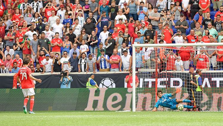 Mattia Perin saat membela Juventus di laga International Champions Cup kontra Benfica. Copyright: © Getty Images