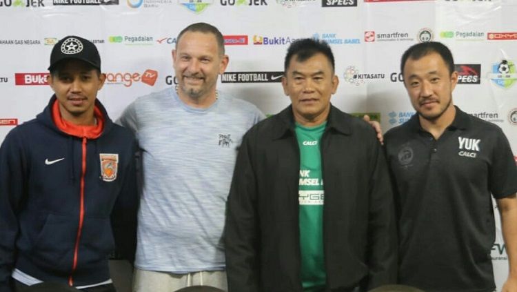 Pelatih Borneo, Dejan Antonic (kedua dari kiri), berfoto bersama pelatih Sriwijaya FC, Subangkit (kedua dari kanan). Copyright: &copy; Muhammad Effendi/INDOSPORT