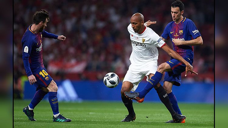 Steven Nzonzi saat melawan Barcelona. Copyright: © Getty Images