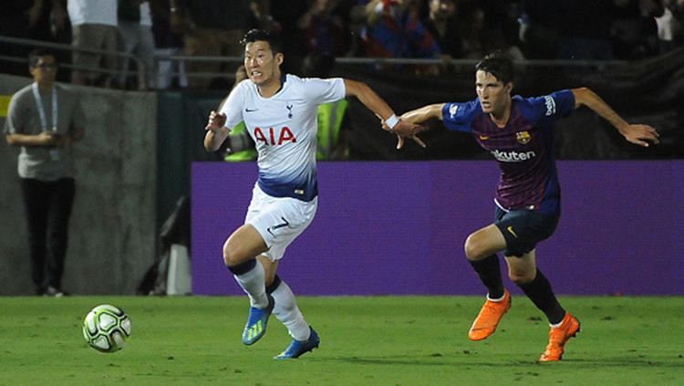 Heung-Min Son mimipin untuk mendapatkan bola dari Rose Bowl. Copyright: &copy; Getty Images