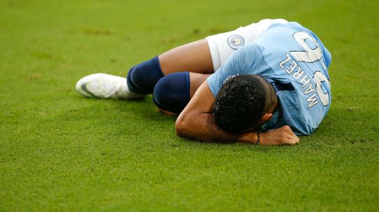 Riyad Mahrez, gelandang serang Man City meringis kesakitan. Copyright: © Getty Images