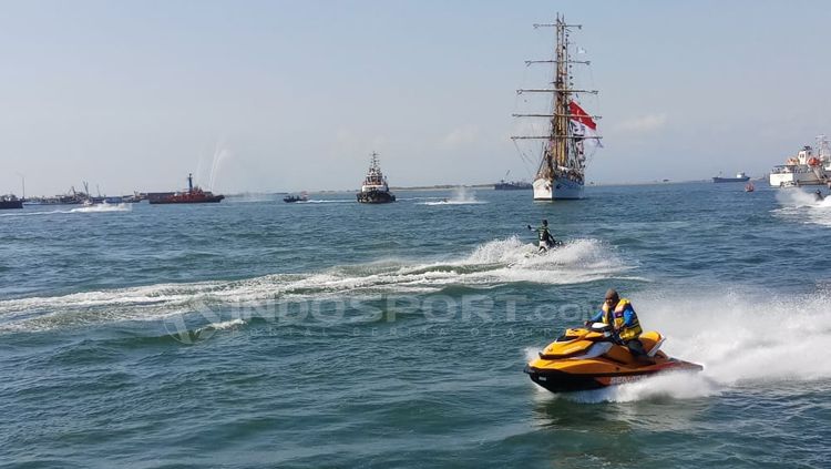 KRI Dewaruci yang membawa Obor Asian Games 2018 tiba di pelabuhan Lantamal VI Makassar. Copyright: &copy; Wira Wahyu Utama/INDOSPORT