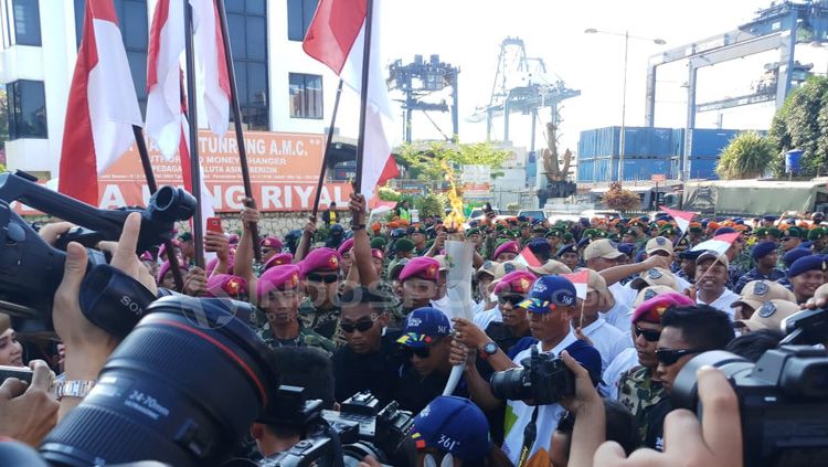 KRI Dewaruci yang membawa Obor Asian Games 2018 tiba di pelabuhan Lantamal VI Makassar. Copyright: &copy; INDOSPORT