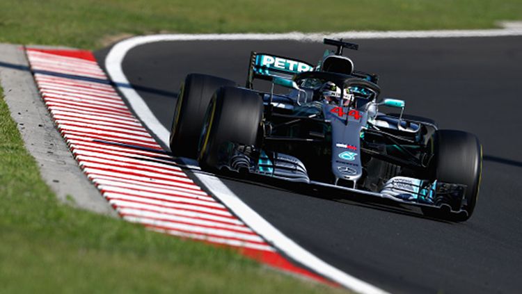 Lewis Hamilton saat berada di arena balap. Copyright: © Getty Images