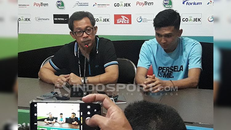 Pelatih Persela, Aji Santoso saat konferensi pers. Copyright: © Ian Setiawan/INDOSPORT