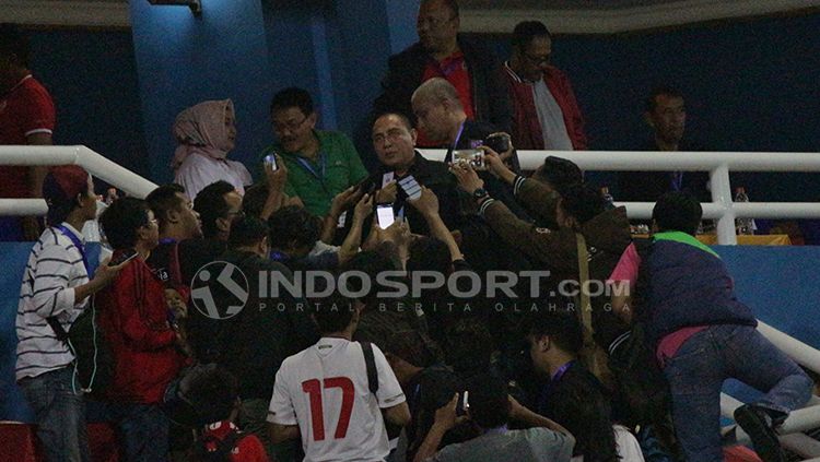 Edy Rahmayadi saat di wawancara pewarta, usai laga Timnas Indonesia U-16 melawan Filipina U-16. Copyright: © Fitra Herdian/INDOSPORT