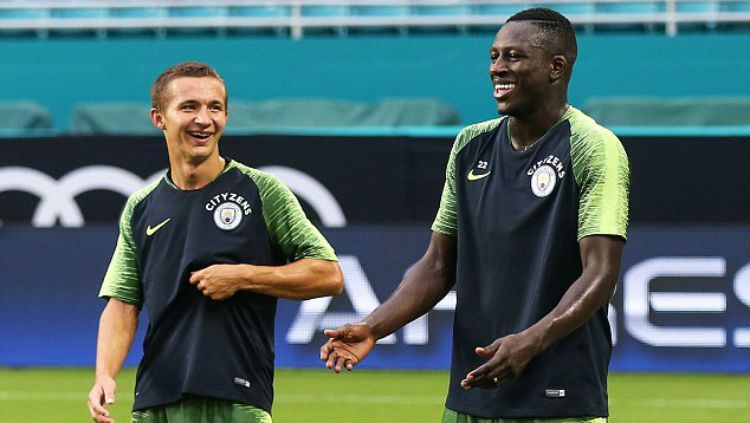 Benjamin Mendy (kanan) kembali latihan bersama Man City. Copyright: &copy; Daily Mail