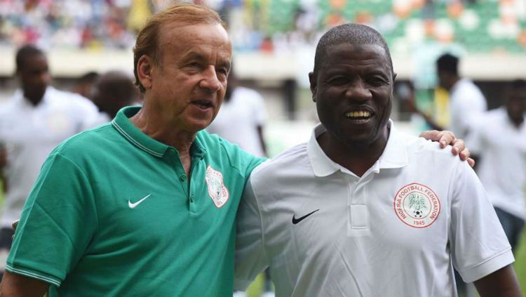 Pelatih dan asisten pelatih Nigeria, Gernot Rohr dan Salisu Yusuf (kanan). Copyright: © Goal International