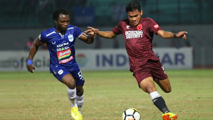 Asnawi Mangkualam mendapat pengawalan ketat dari pemain PSIS Semarang di Liga 1 2019. Copyright: © PSM Makassar