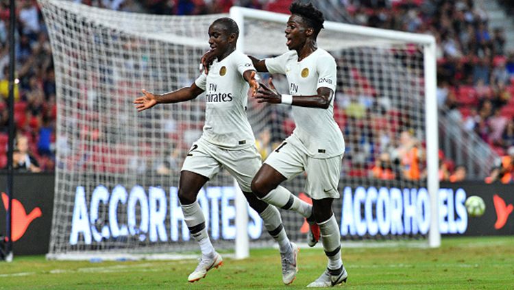 Moussa Diaby dan Timothy Weah merayakan gol. Copyright: © Getty Images