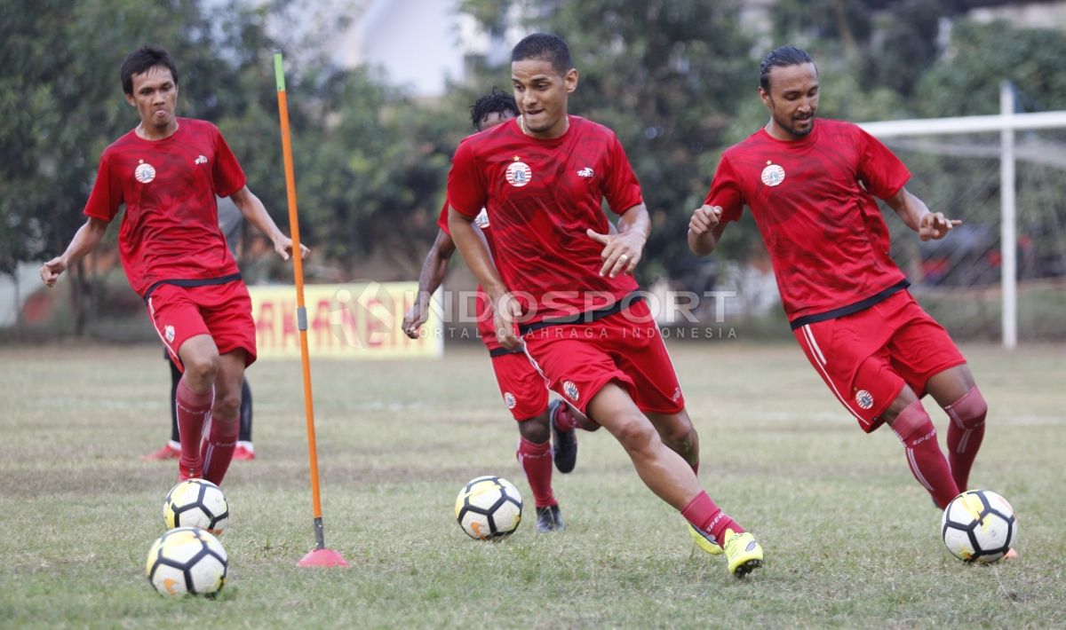 Striker Anyar, Renan Silva (tengah) mulai berlatih dengan Persija Jakarta. Copyright: © Herry Ibrahim/INDOSPORT
