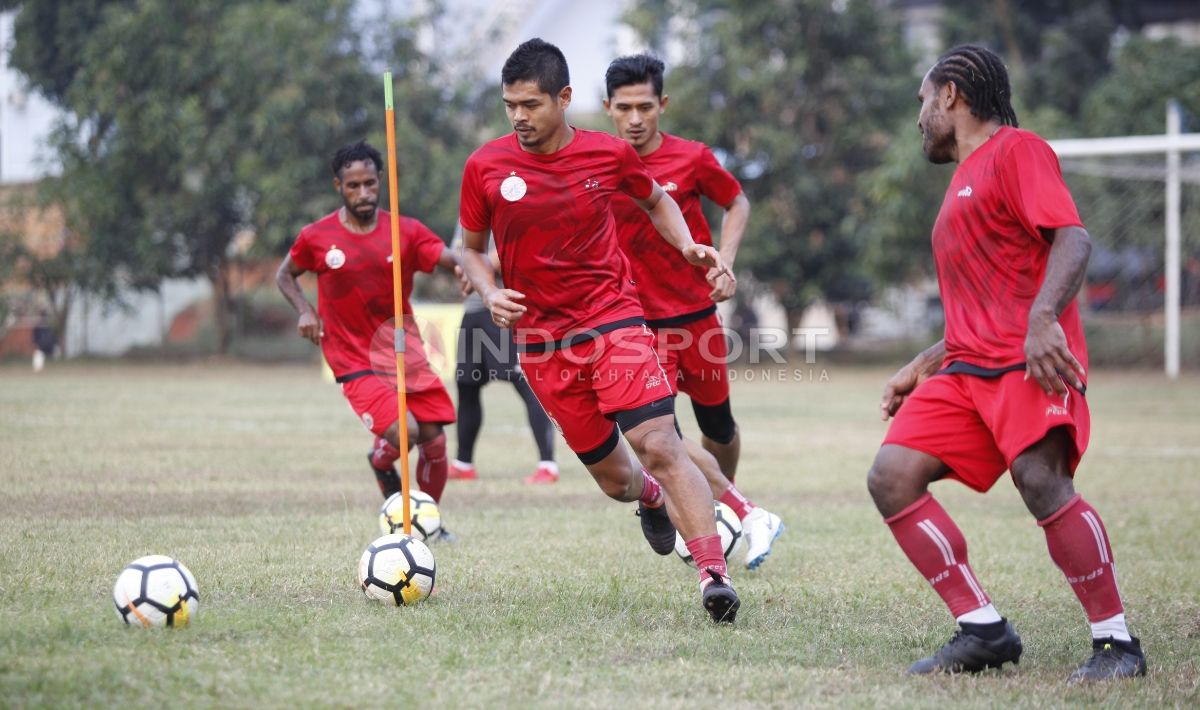 Bambang Pamungkas menggiring bola saat latihan. Copyright: &copy; Herry Ibrahim/INDOSPORT